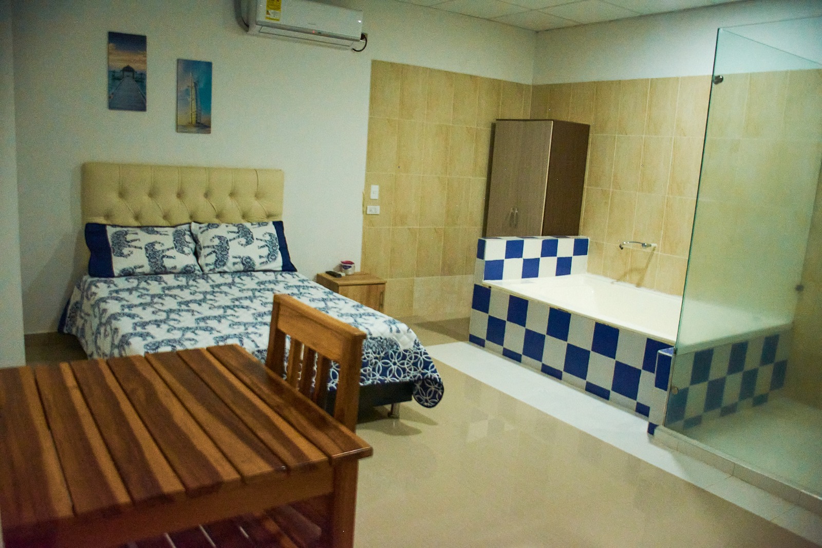 Habitación doble con Aire acondicionado, TV, WiFi y Jacuzzi